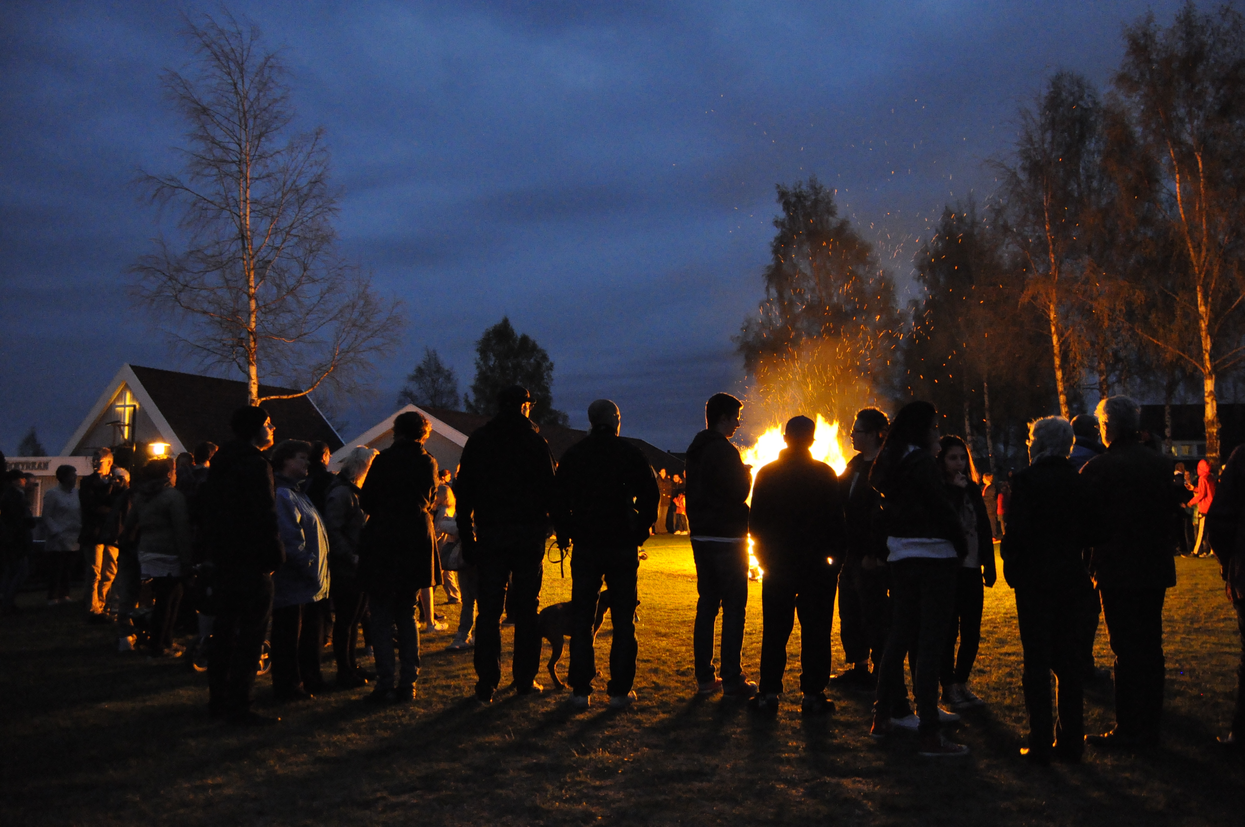 20:00 tänds brasan
